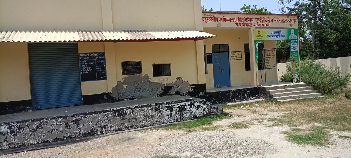 No fertilizer at IFFCO and KRIBHCO centers for five days; farmers left wandering.