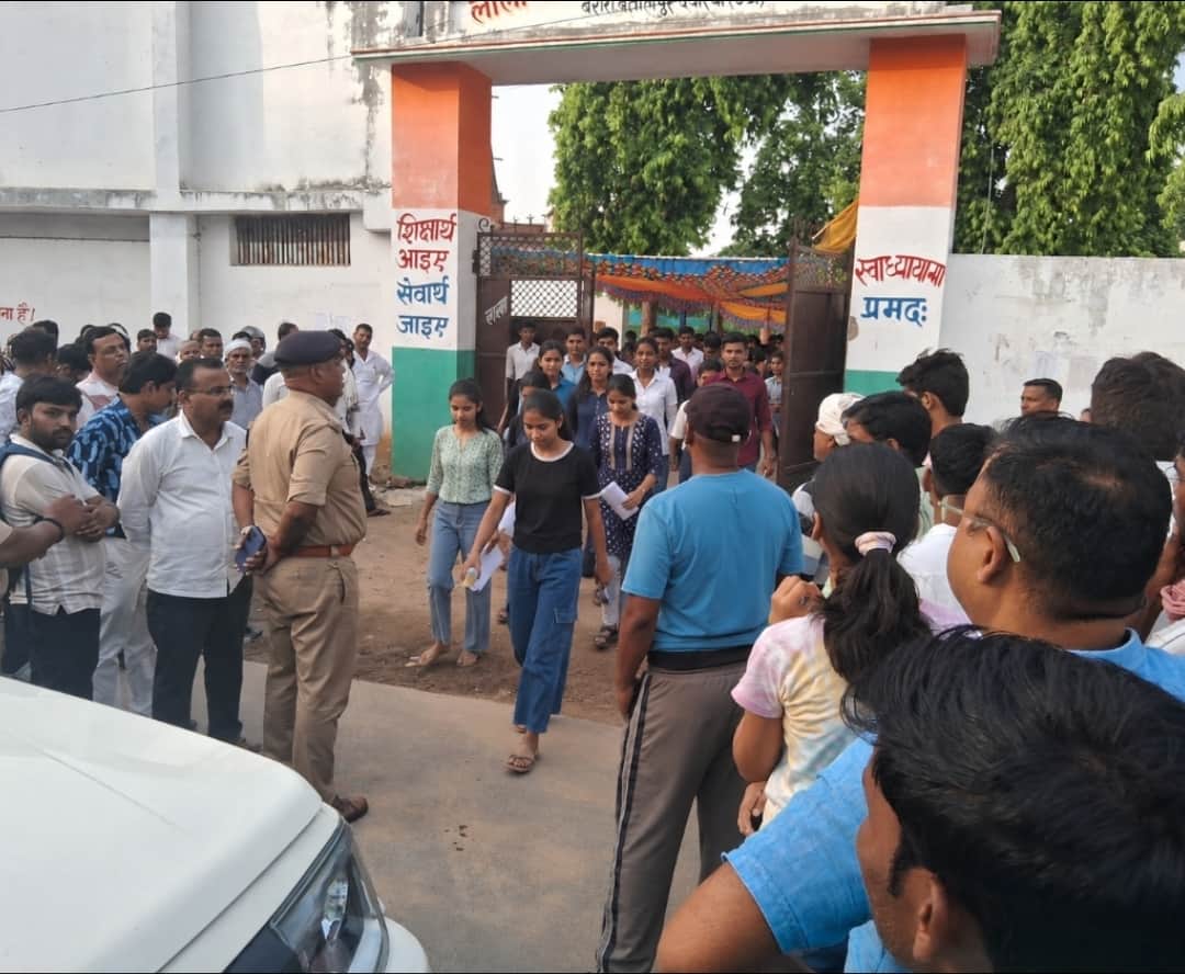 बैतालपुर में नीट की परीक्षा देकर बाहर निकलते परीक्षार्थी।