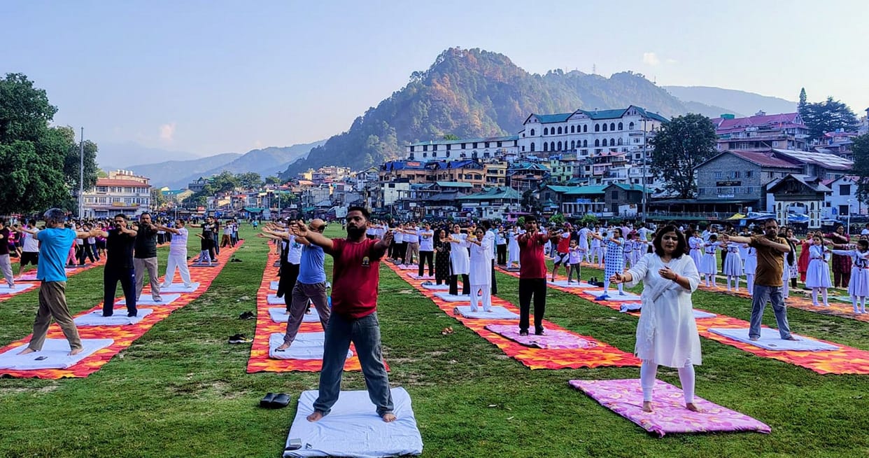 Over 600 people performed yoga at Chaugan.