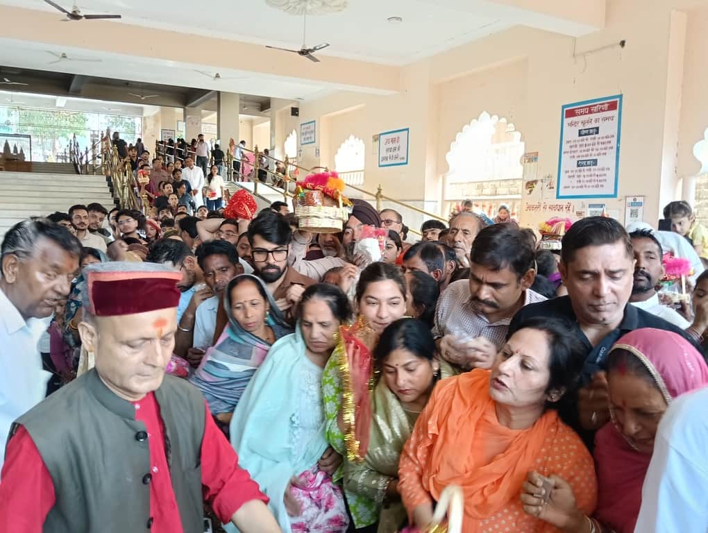 चामुंडा माता मंदिर में रविवार को उमड़ी भीड़। संवाद