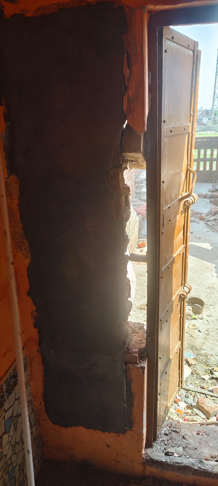 Thieves targeted a jewelry shop.