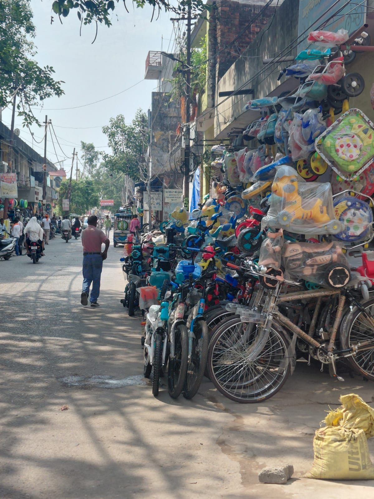City streets taken over by markets; footpaths gone; thoroughfares narrowed.