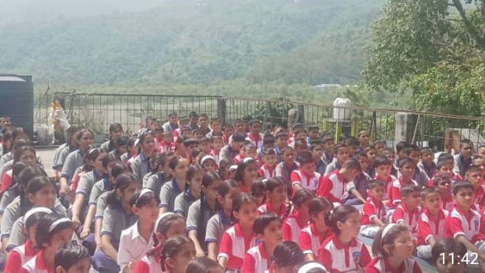 डीएवीएन स्कूल ददाहू में पितृ दिवस पर आयोजित कार्यक्रम में भाग लेते विद्यार्थी। संवाद