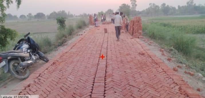 एल्गिन-चरसड़ी तटबंध पर ईंट बदलकर लगाया जा रहा खड़ंजा। स्रोत: विभाग 
