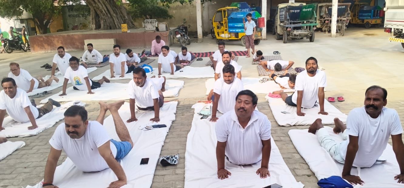 फोटो-14- मल्लावां नगर पालिका में योग करते ईओ राजेश सिंह राणा व अन्य। संवाद