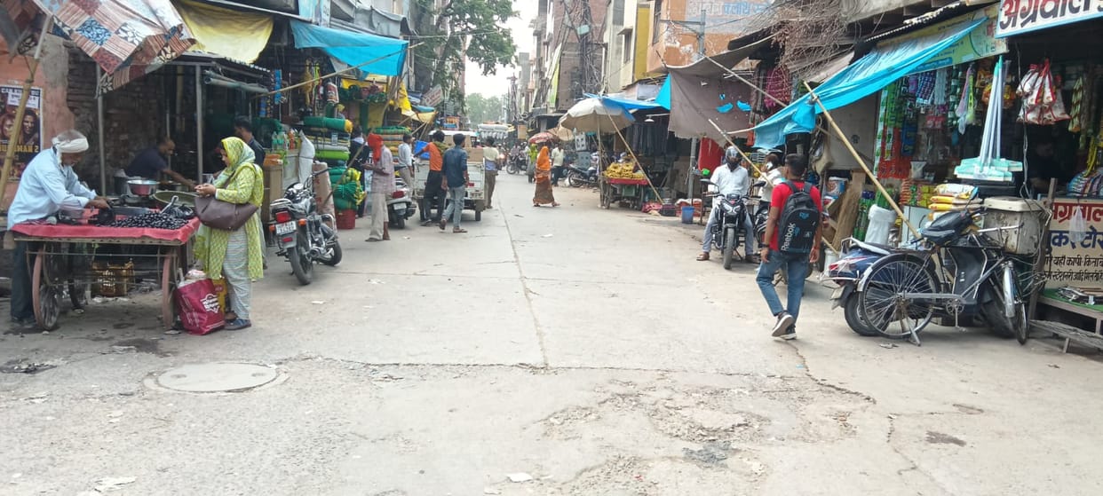 mainpuri news footpath occupied