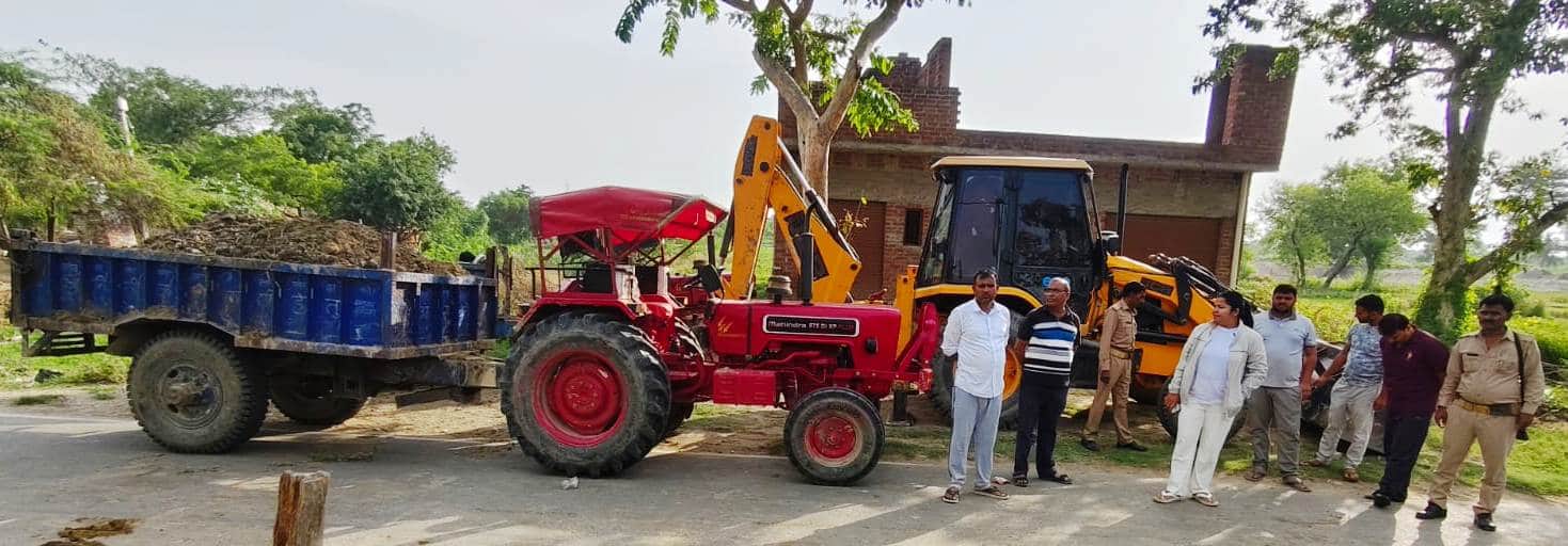 फोटो 16 खनन करते पकड़े गए ट्रैक्टर तथा जेसीबी।
