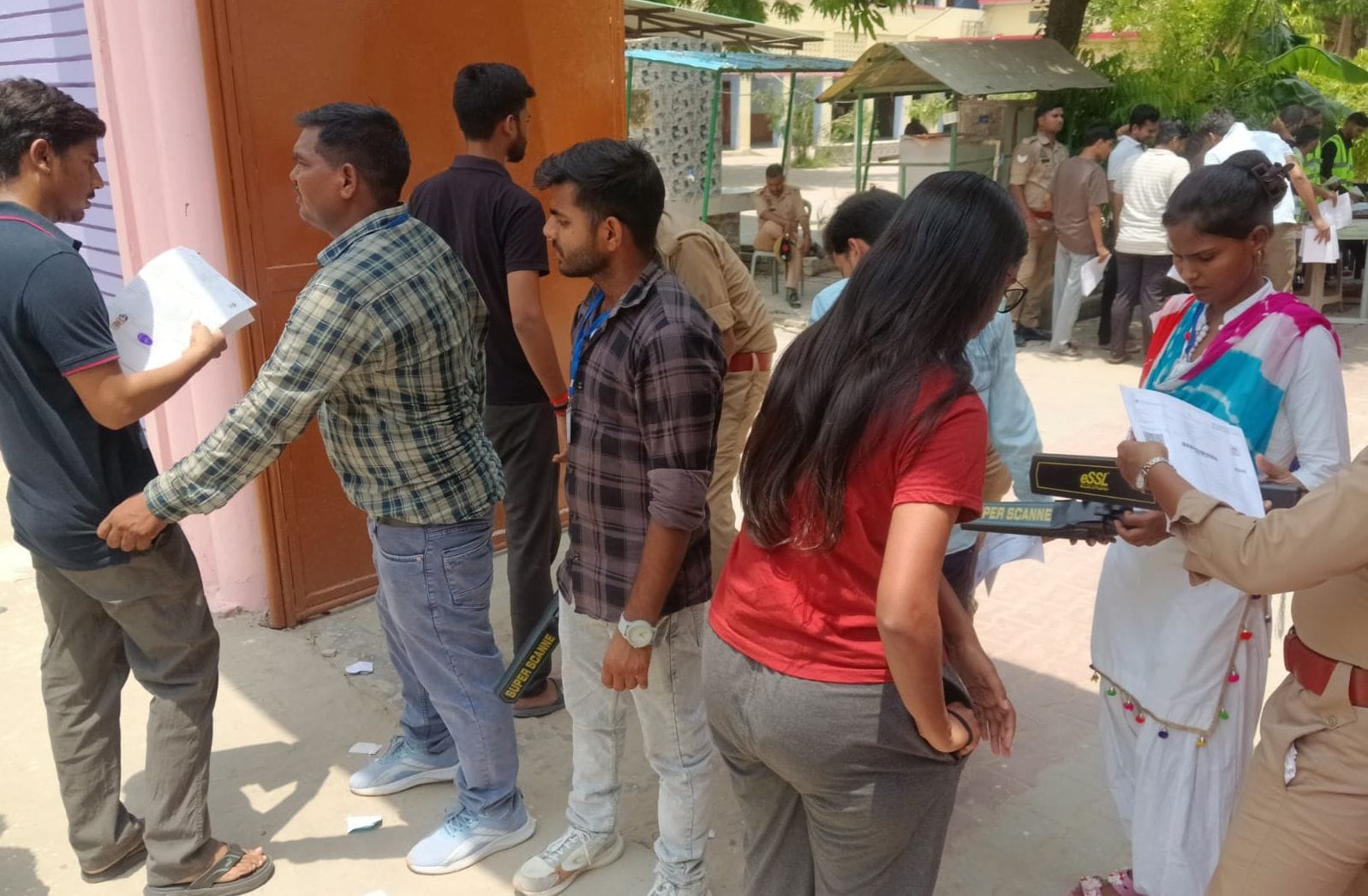 फोटो-21- वेणीमाधव इंटर कॉलेज परीक्षा केंद्र के बाहर अभ्यर्थियों की तलाशी लेते सुरक्षाकर्मी। संव