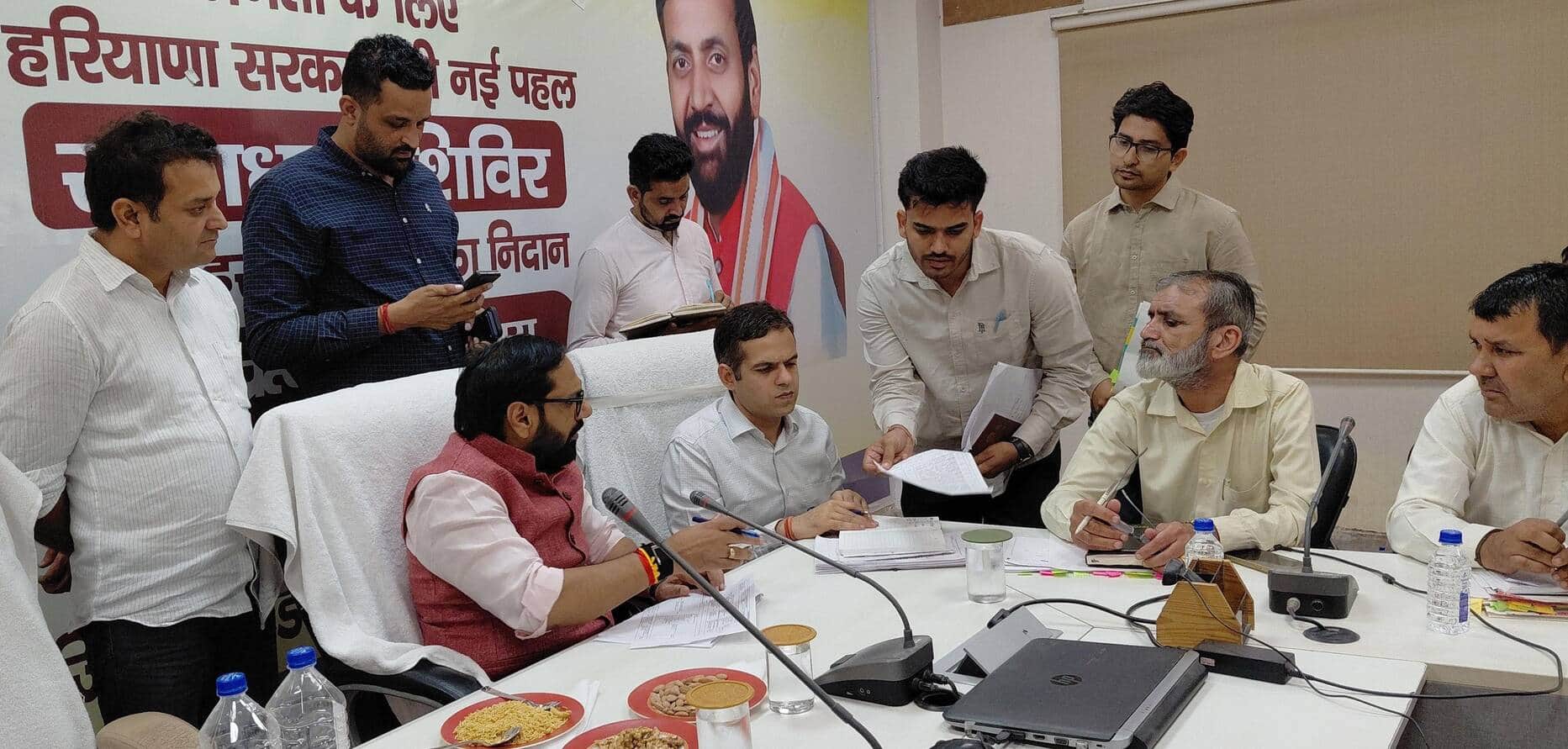 फोटो 21जेएनडी25-उपमंडल कार्यालय सभागर में आयोजित अधिकारियों की मीटिंग में जानकारी लेते हुए विधा