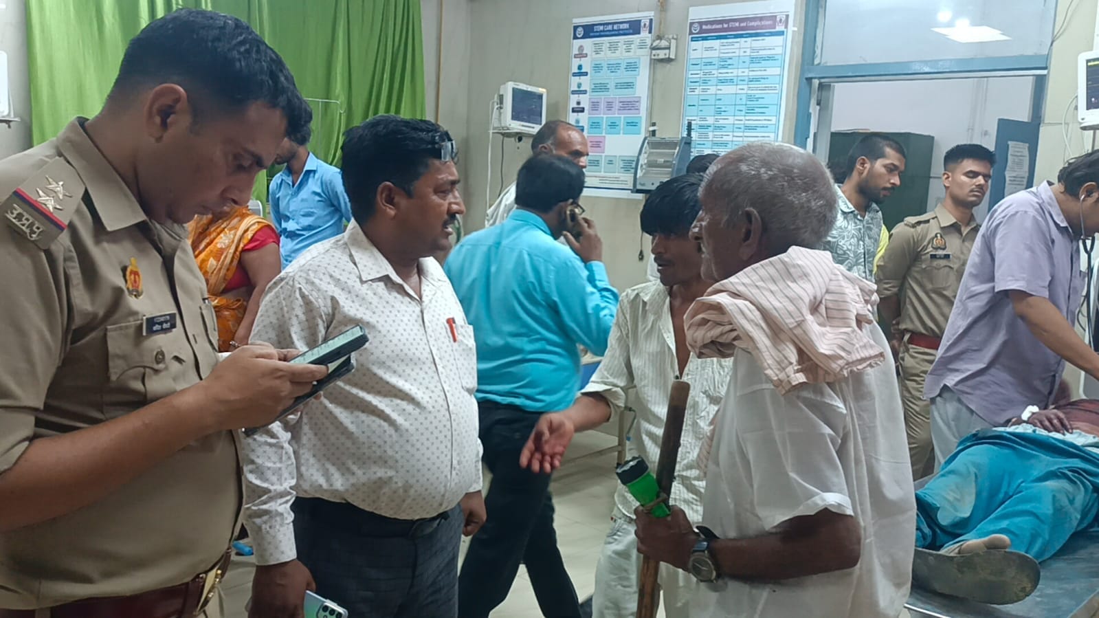 फोटो-32 लोहिया अस्पताल में परिजनों से जानकारी लेते कादरीगेट थानाध्यक्ष कपिल कुमार। संवाद