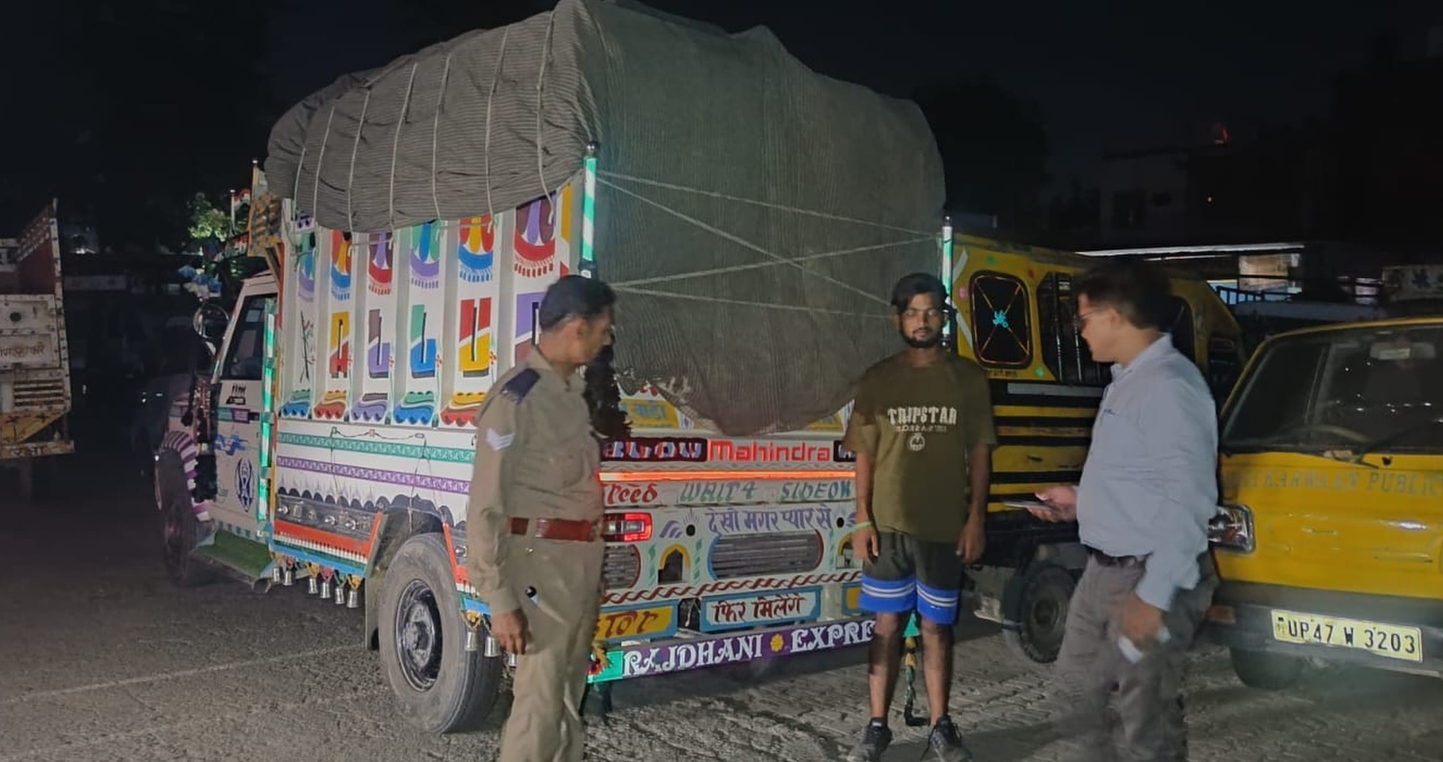 फोटो-34-बलरामपुर के उतरौला रोड पर वाहनों की जांच करते एआरटीओ ।-स्रोत: विभाग