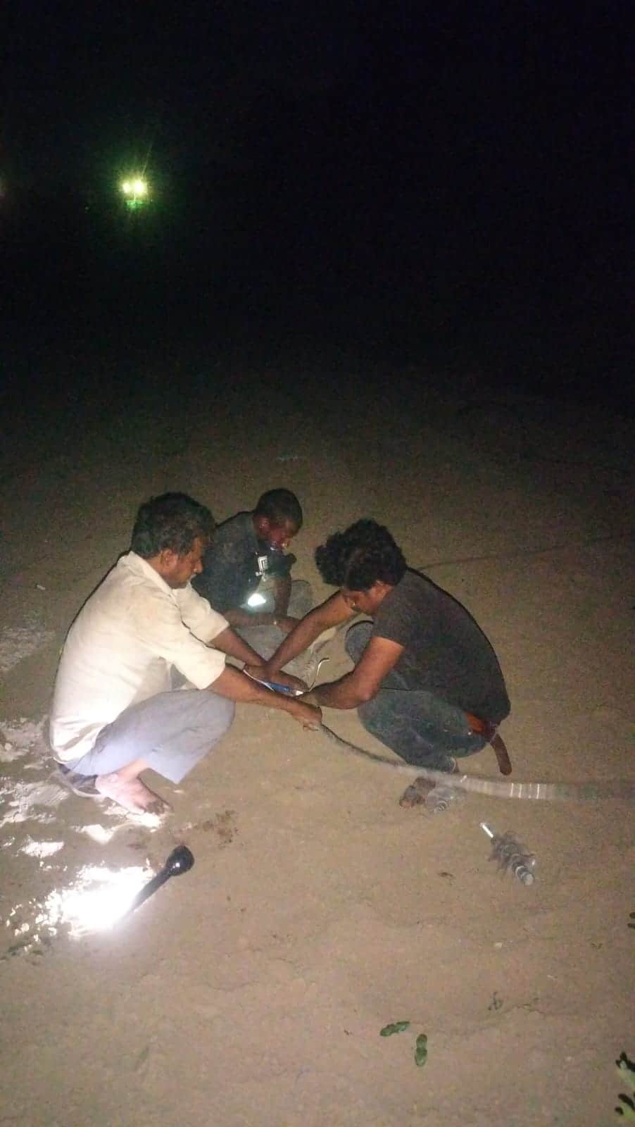 फोटो 41 सिविल लाइन क्षेत्र में रात के समय केबल ठीक करते कर्मचारी। स्रोत विभाग
