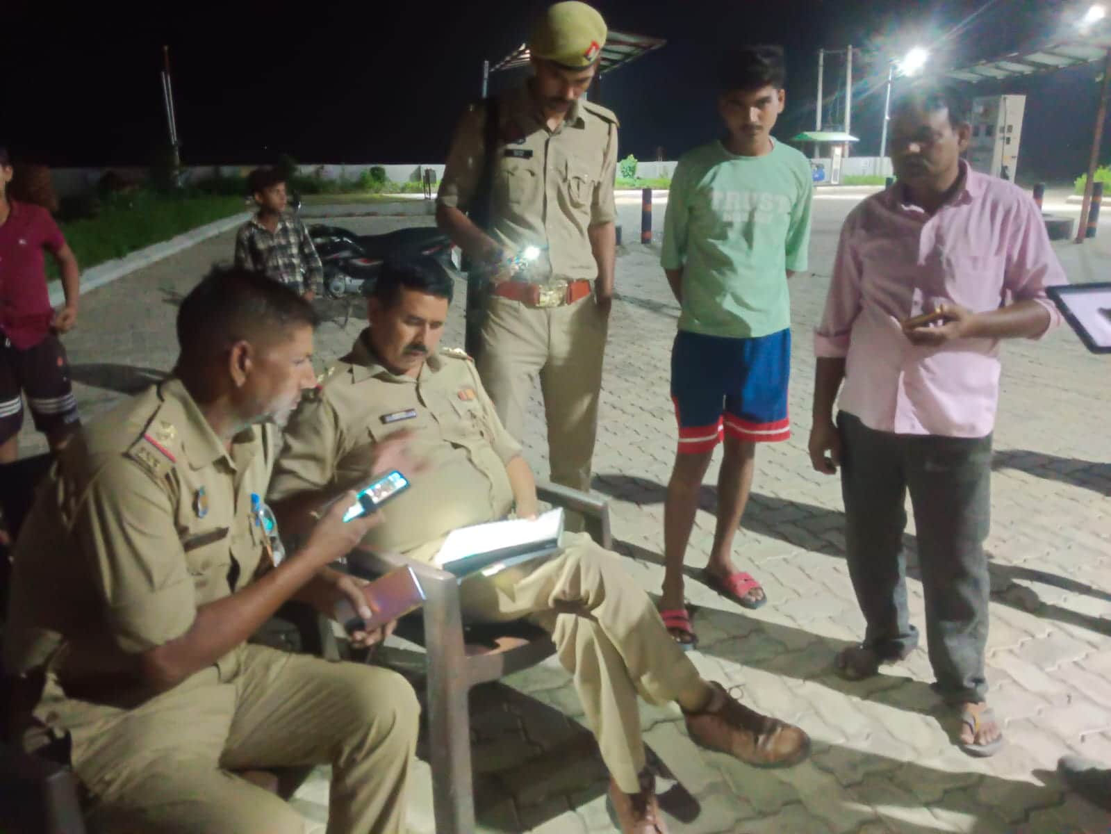 फोटो-7-मौके पर जांच करती पुलिस।संवाद