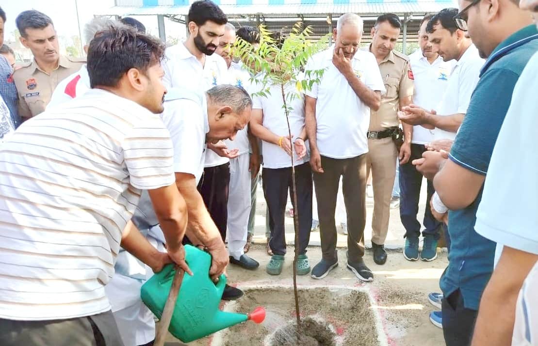 फोटो कैप्शन कार्यक्रम में योग करते हुए विधायक रामकुमार गौतम व एसडीएम पुलकित मल्होत्रा व नई अन