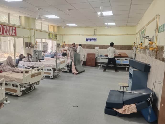 फतेहाबाद के नागरिक अस्पताल की इमरजेंसी सफाई करते हुए कर्मचारी संवाद