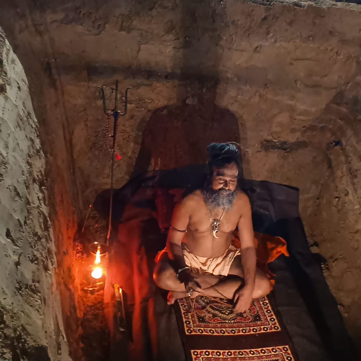 Mahant sits in a pit, preparing for samadhi.
