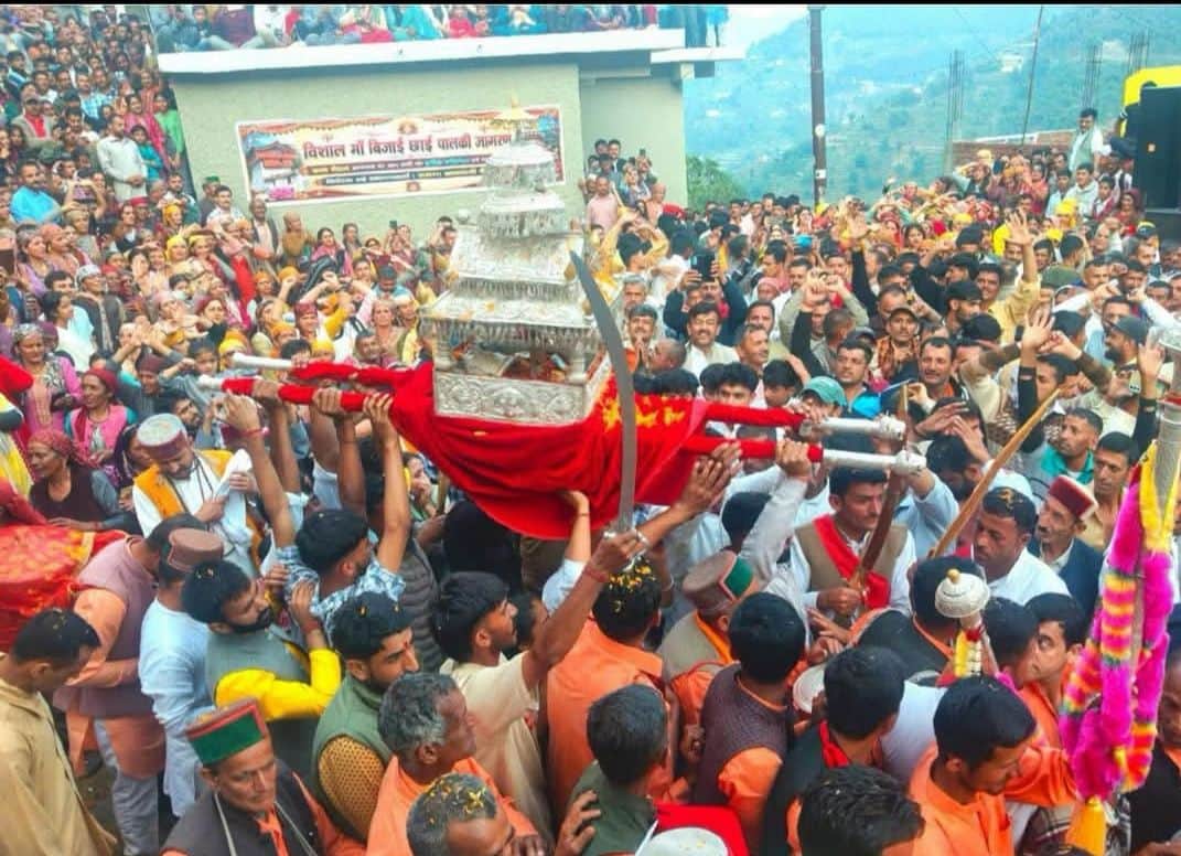 गेहल में माता बिजाई की पालकी के साथ श्रद्धालु। स्रोत: मंदिर समिति
