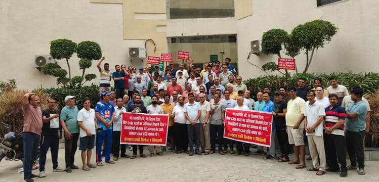 ग्रेटर नोएडा वेस्ट स्थित सुपरटेक इकोविलेज एक सोसाइटी में अपनी मांगो को लेकर प्रदर्शन करते निवा