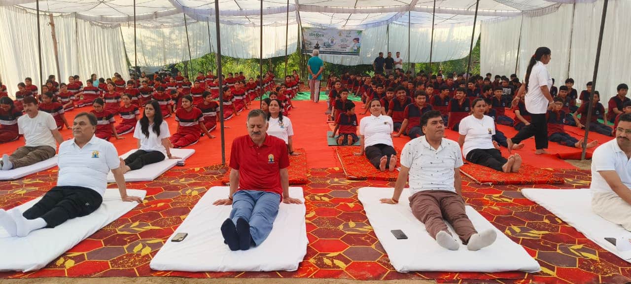 घुमारवीं में आयोजित योग कार्यक्रम में योग करते मंत्री राजेश धर्माणी व अन्य। स्रोत: डीपीआरओ