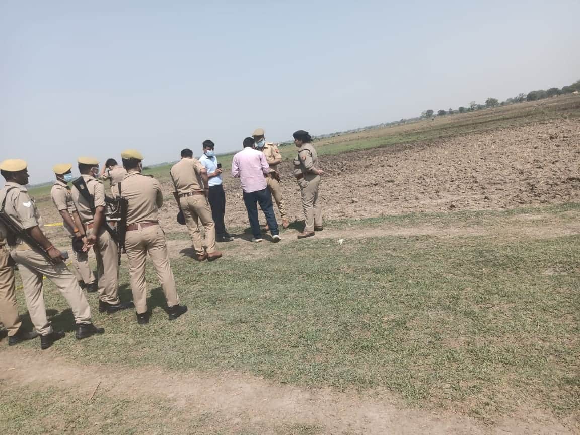 घटना स्थल पर जांच पड़ताल करते पुलिस अधिकारी। संवाद