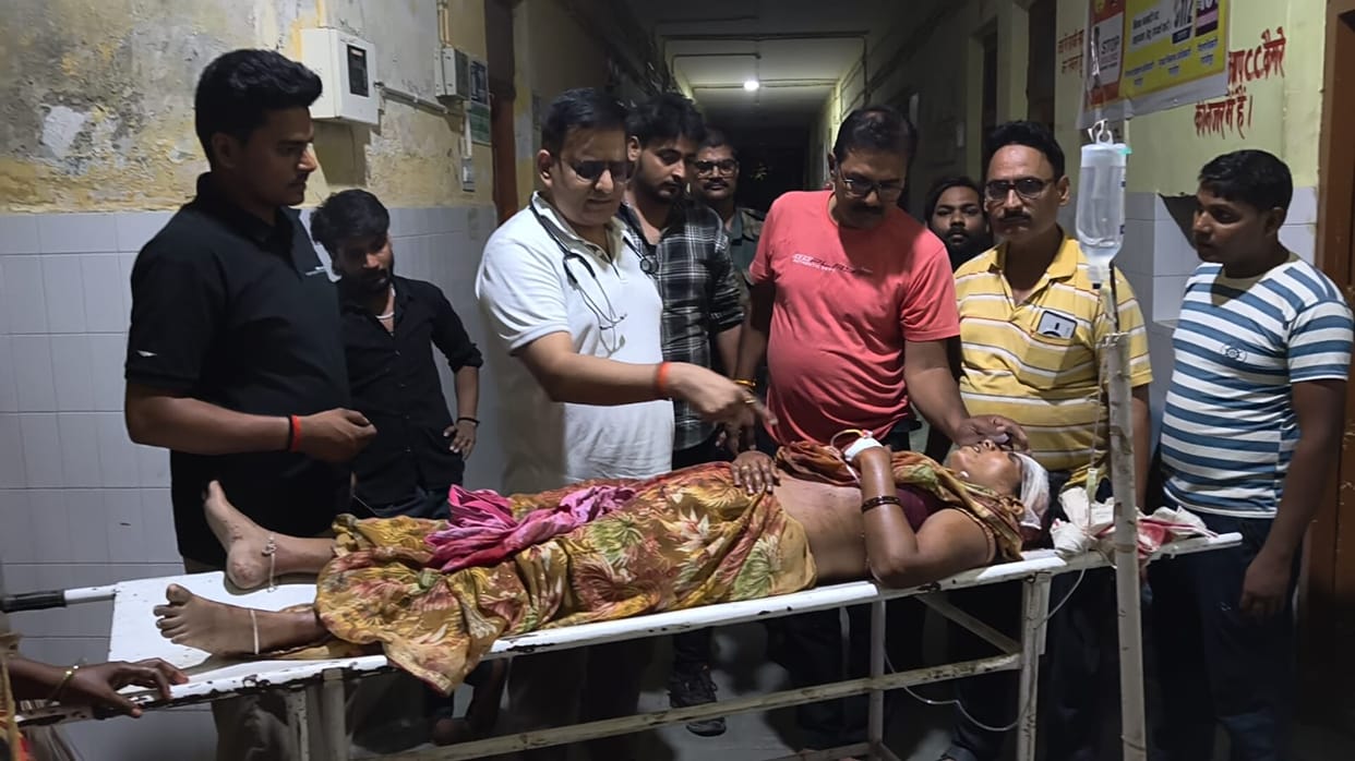 Aanganbadi assistant was attacked with scissors and a knife in a property dispute, and her condition worsened.