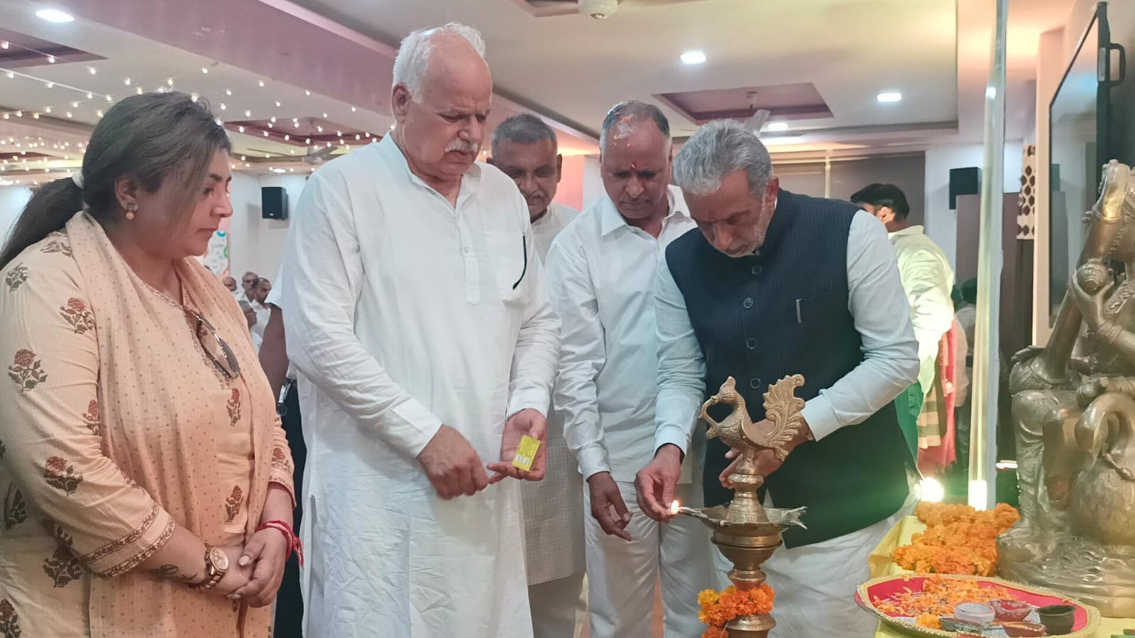 होडल केंद्रीय राज्य मंत्री कृष्णपाल गुर्जर कॉलेज परिसर में कार्यक्रम का शुभारंभ करते हुए,व कॉले