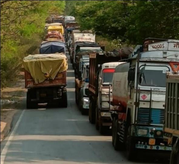 Sand-laden truck collides with stationary trailer; traffic jam on Renukoot-Varanasi route