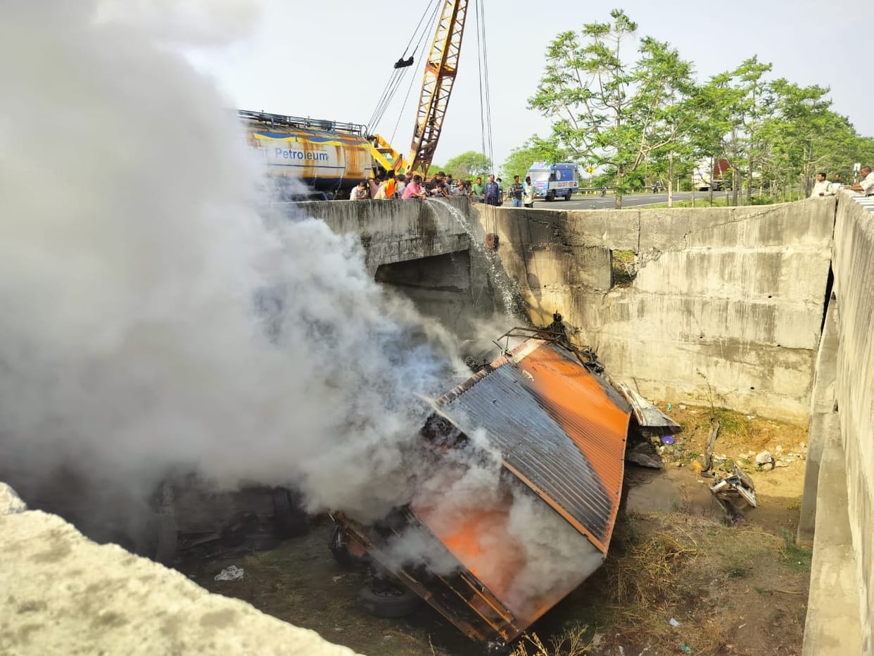 1Uncontrolled container falls from culvert and turns into a ball of fire, driver burnt alive