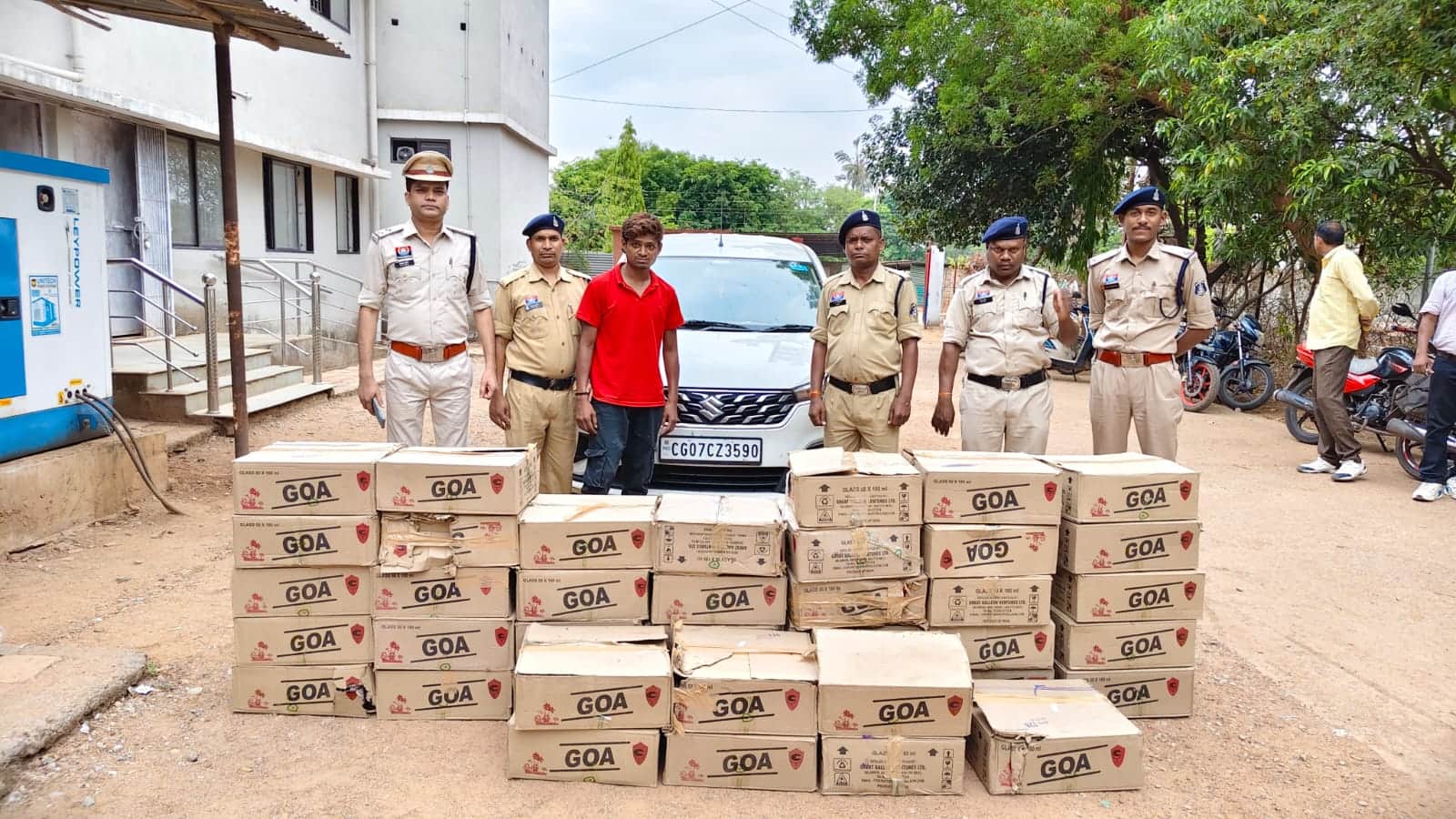 जब्त शराब के साथ आरोपी