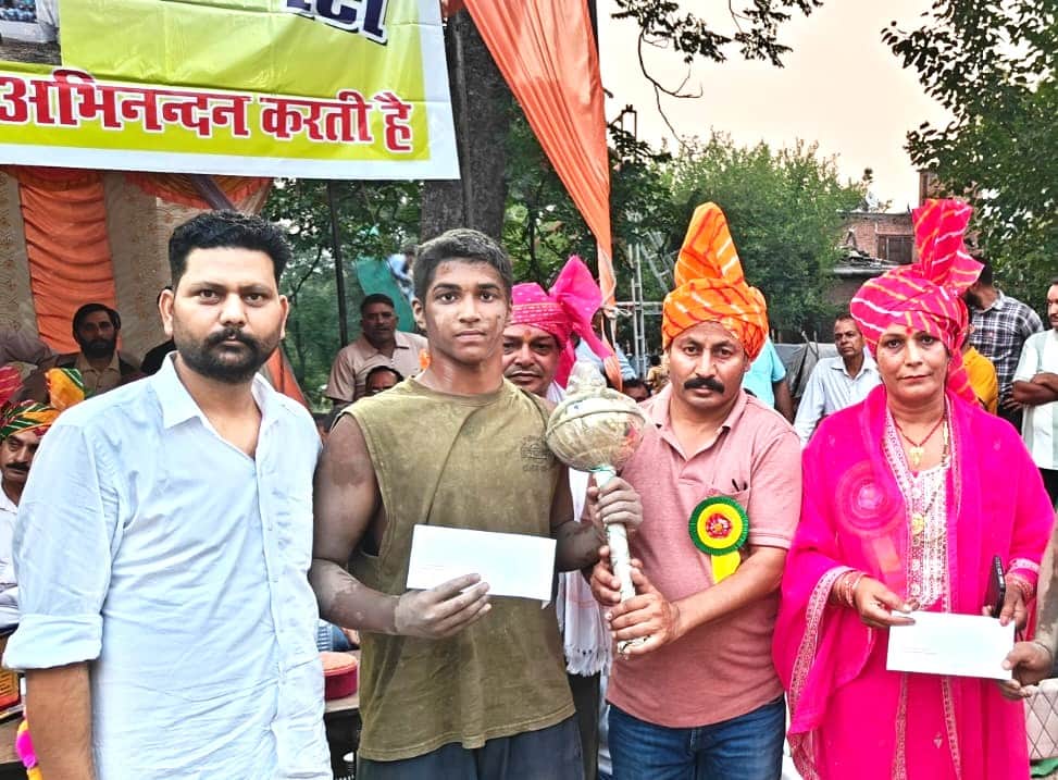 जुखाना दंगल में पहलवान अनु को सम्मानित करते आयोजक। स्रोत: जागरूक पाठक