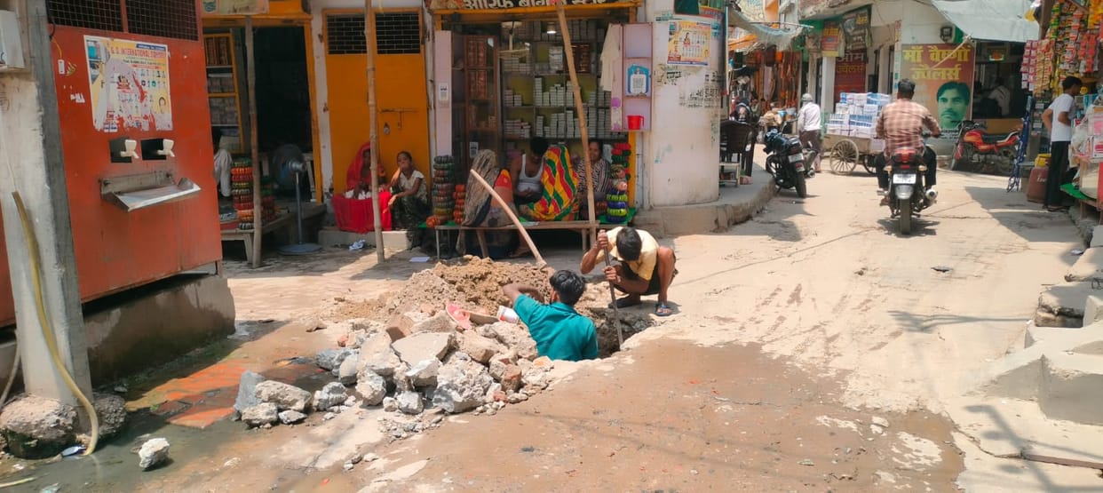 Water is being wasted due to a pipeline leak in Barahdwari.