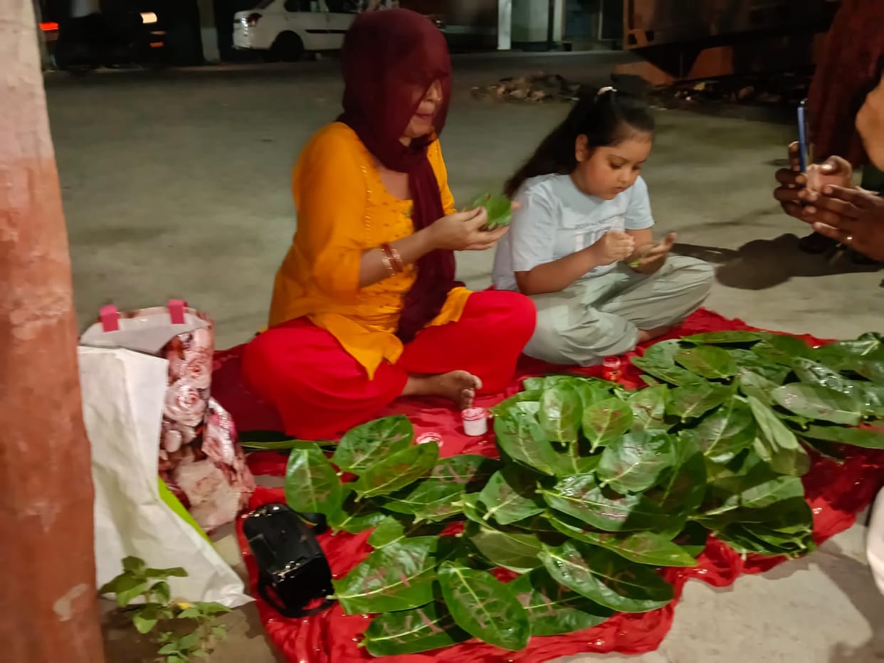 Woman recited Hanuman Chalisa at the police station gate.