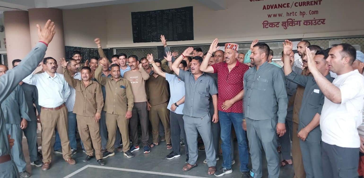 मंडी बस स्टैंड में गेट मीटिंग के दौरान धरना प्रदर्शन करते एचआरटीसी के कर्मचारी। संवाद