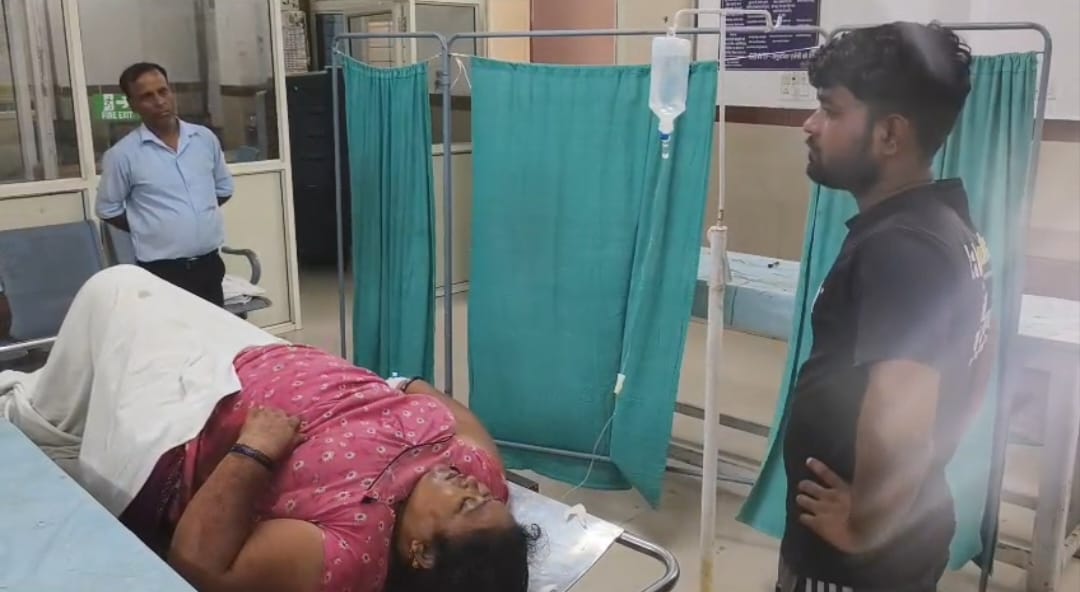 महिला के पेट में लगी गोली