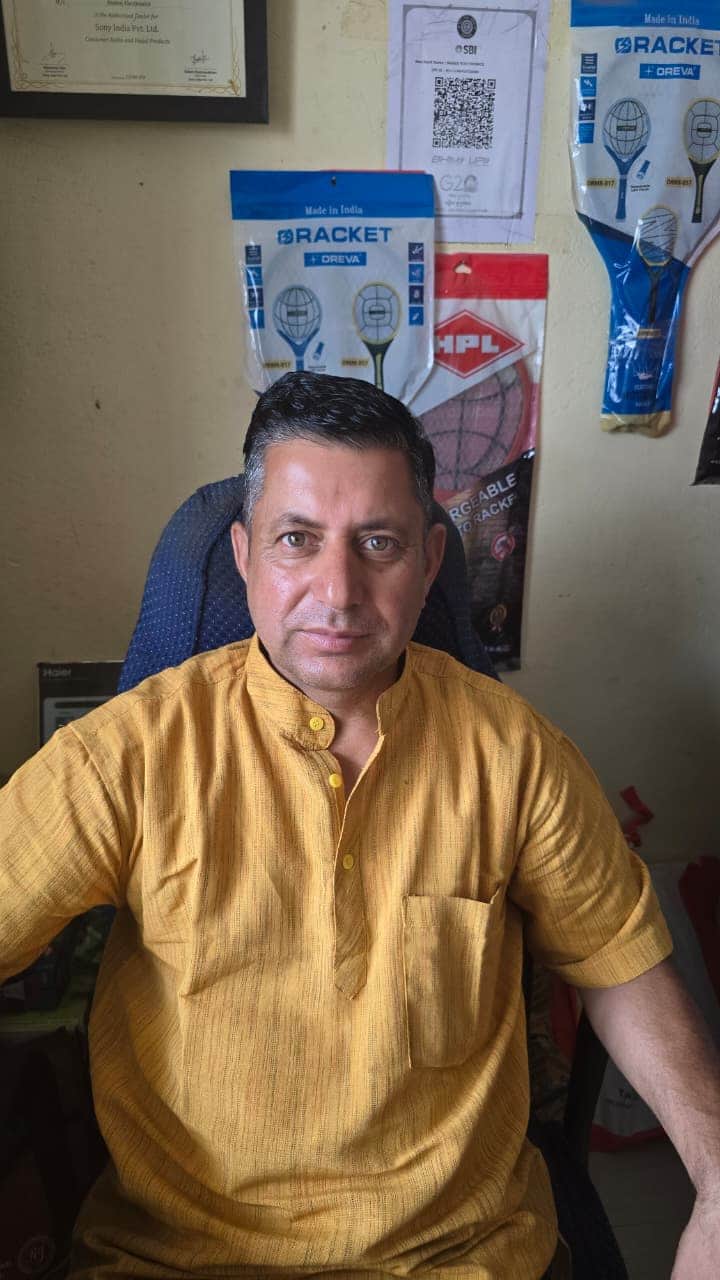 मनोज चौहान, इलेक्ट्रॉनिक्स विक्रेता