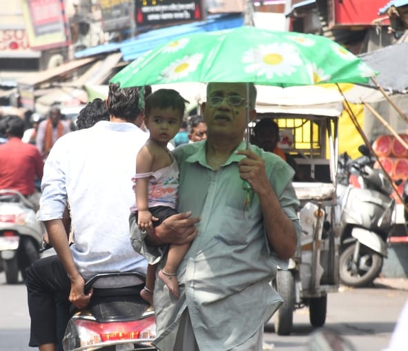 Capital swelters in the heat; light relief from afternoon drizzle.