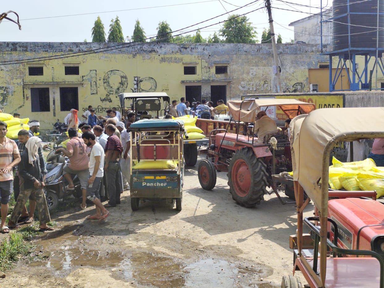 Outrage over lack of fertilizer... Farmers carted away 350 bags of urea.