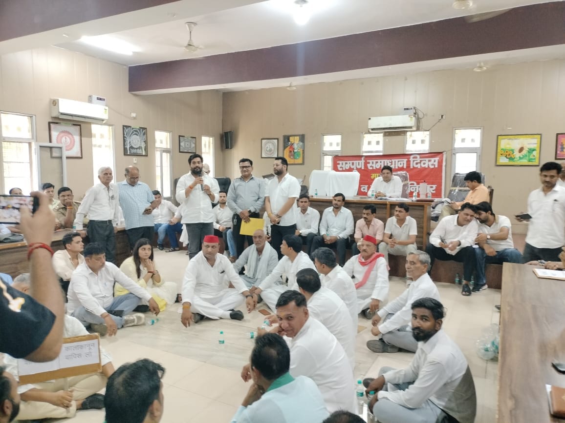 Protest against e-registry intensifies; officials held hostage for two and a half hours at Modinagar Tehsil.