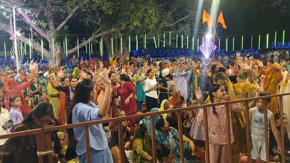 नागनी माता मंदिर कंडवाल में जागरण के दौरान पंडाल में थिरकते भक्तजन। -संवाद