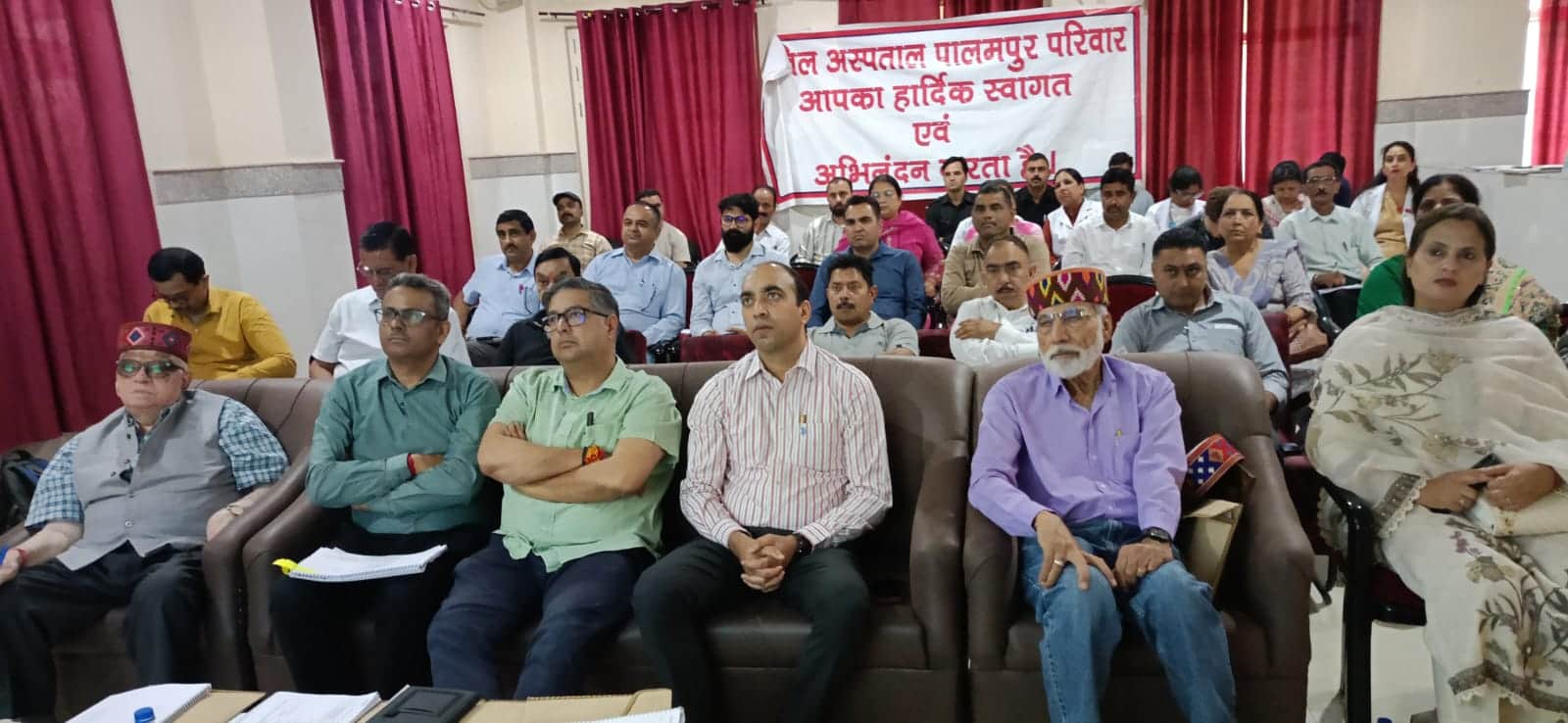 नागरिक अस्पताल पालमपुर में बैठक में विधायक आशीष बुटेल और अन्य। -स्रोत : जागरूक पाठक