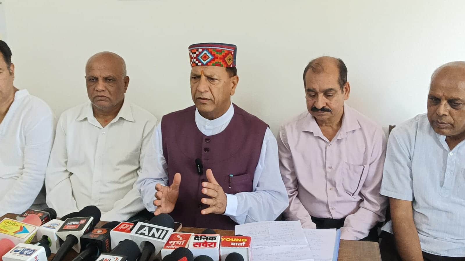 नाहन में पत्रकार वार्ता को संबोधित करते प्रदेश भाजपा अध्यक्ष डॉ. राजीव बिंदल। संवाद
