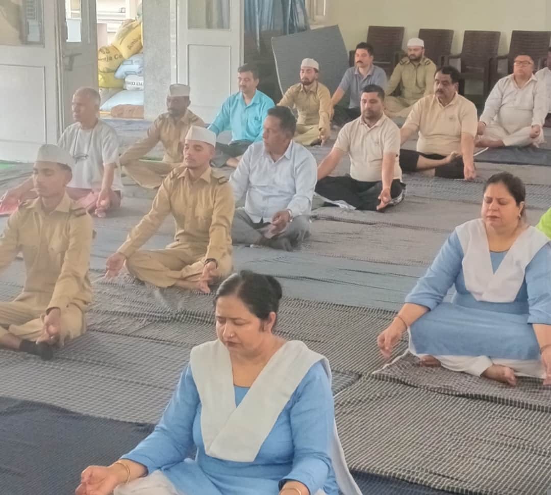 निरंकारी मिशन पांवटा साहिब में अंतर्राष्ट्रीय योग दिवस पर योग करते लोग। स्रोत: मिशन
