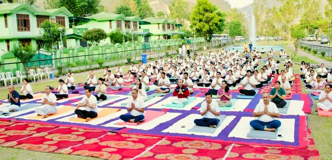 नाथपा झाकड़ी परियोजना में योग करते अधिकारी और कर्मचारी। स्रोत : परियोजना प्रबंधन