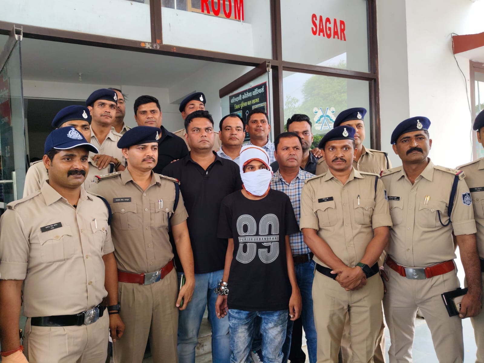 पुलिस की गिरफ्त में आरोपी।