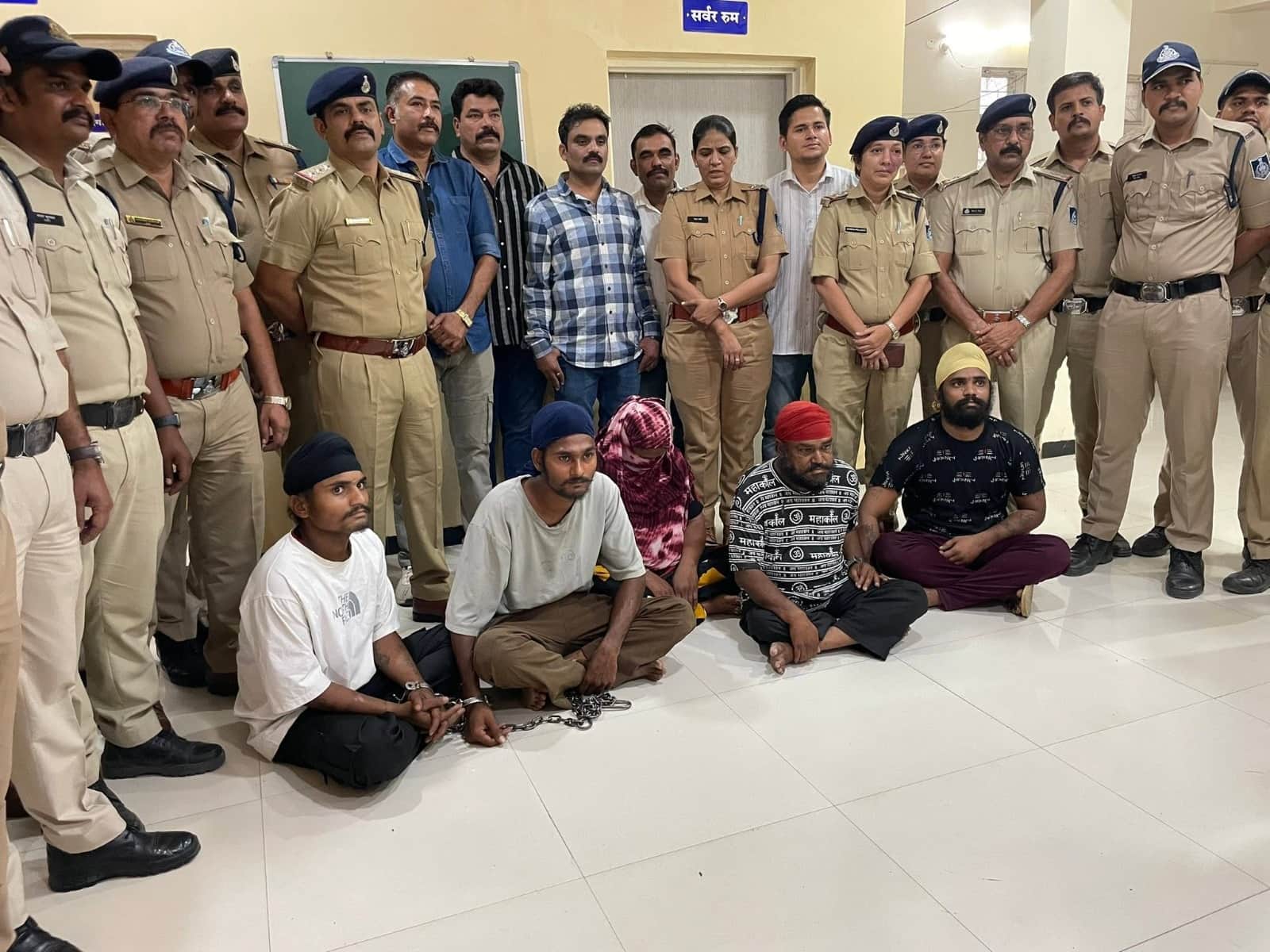 पुलिस ने आरोपियों को किया गिरफ्तार, 40 लाख रुपये का माल बरामद हुआ।