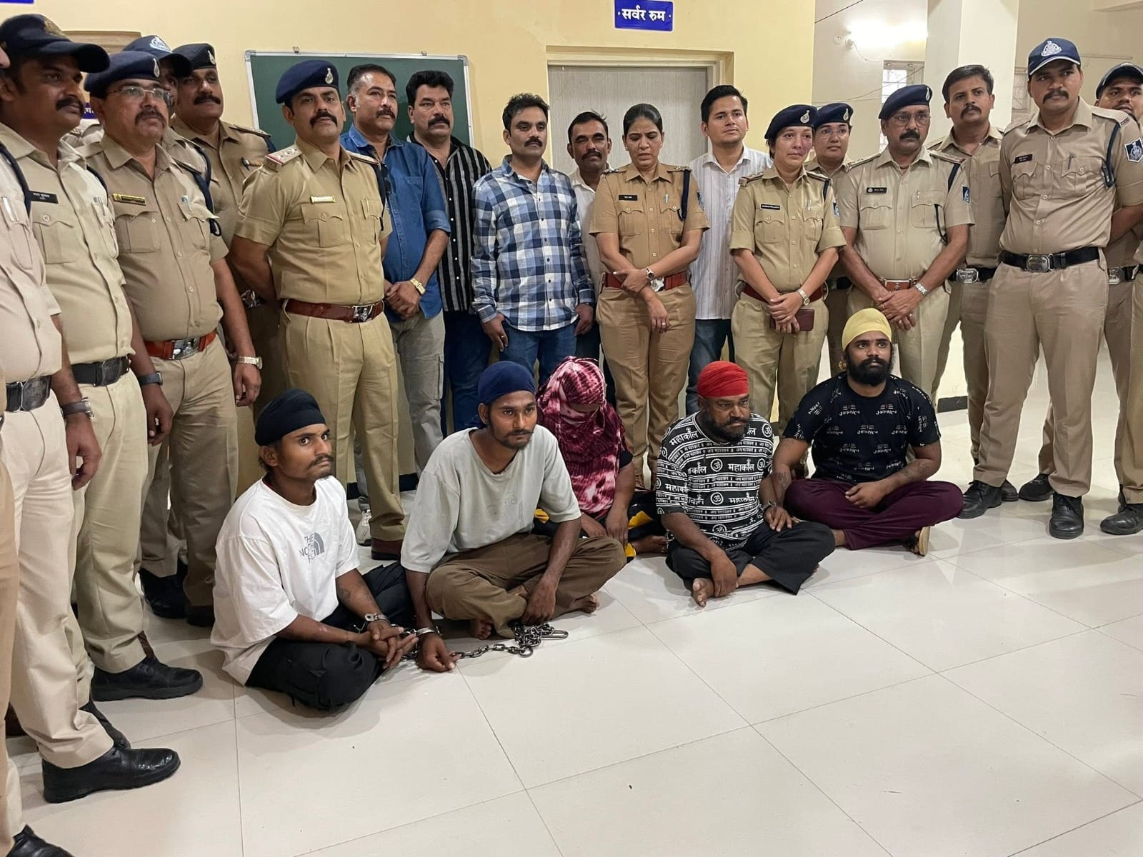 पुलिस ने आरोपियों को किया गिरफ्तार, 40 लाख रुपये का माल बरामद हुआ।