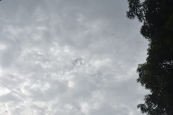 पूरा दिन आसमान में इस तरह छाए रहे बादल। संवाद