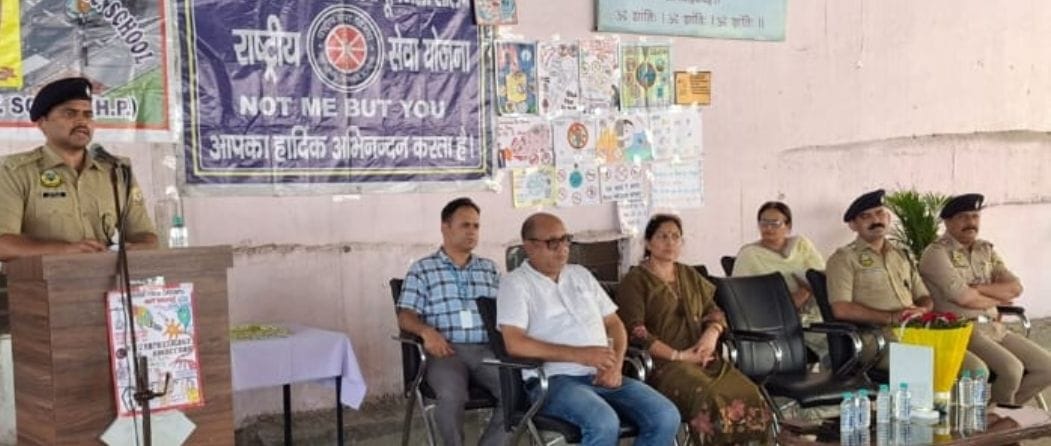 Solan SP highlights the ill effects of drugs at Parwanoo school.