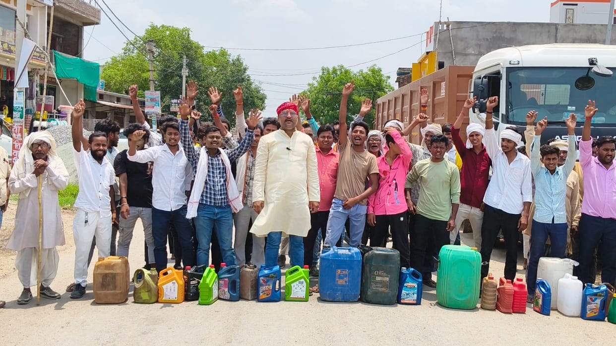 Farmers block road after failing to get diesel in cans; target the government