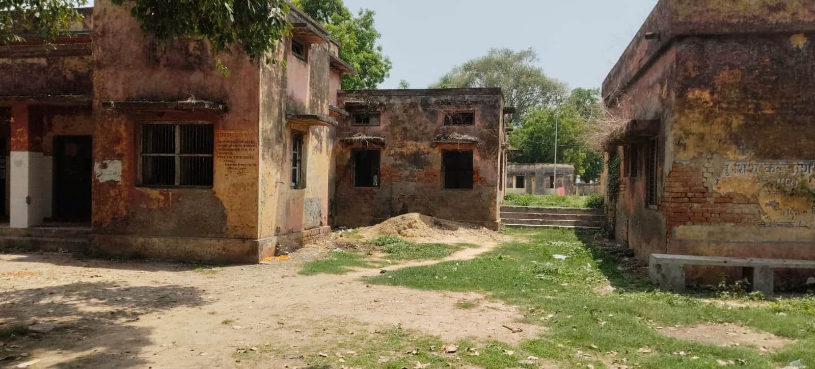 रतनपुरा ब्लाक परिसर के बगल में जर्जर हालत में पुराना प्राथमिक स्वास्थ्य केंद्र